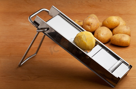 曼陀林切片机上的半个土豆