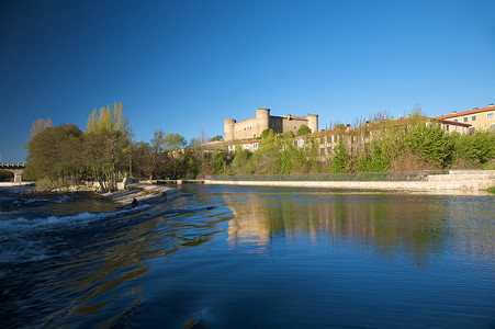 春天梅摄影照片_巴尔科村的托梅斯河