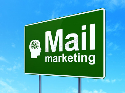 营销理念： 邮件营销和路标背景上带有财务符号的头
