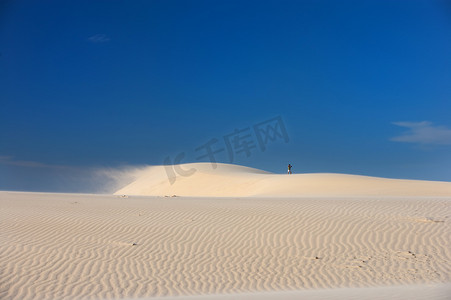 与蓝天的被风吹拂的沙丘