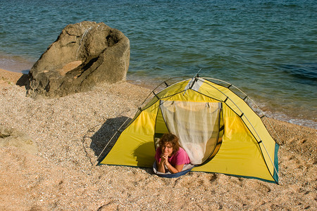 沙滩帐篷里的女人