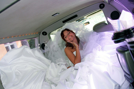 结婚婚车摄影照片_婚车豪华轿车的愉快的新娘