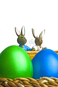 彩绘蛋和兔子的复活节篮子