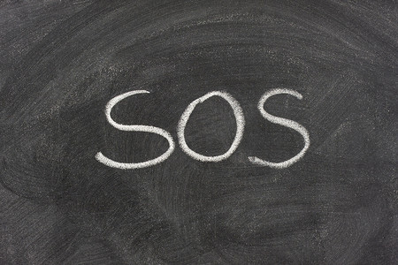求救信号，SOS，在学校黑板上