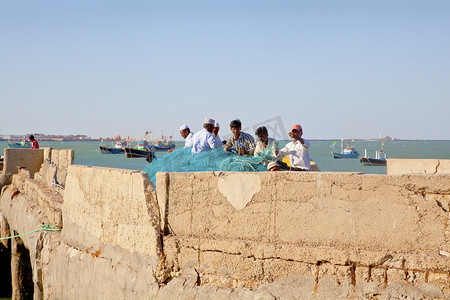 渔民在 Bet Dwarka 补网