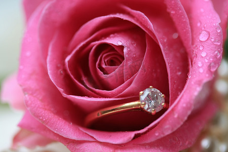 简体中文标题玫瑰湿润中的钻石订婚戒指