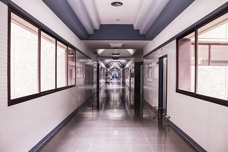 白色的医院走廊，干净卫​​生的空间
