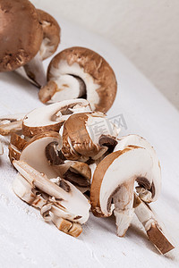 切块和整个落叶松棕色纽扣蘑菇
