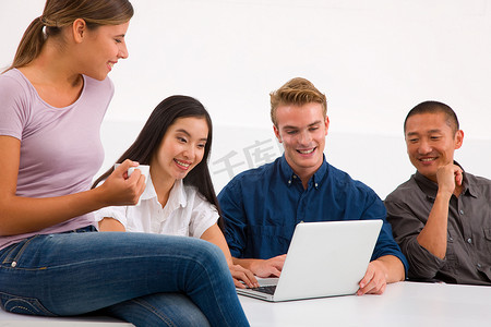一群快乐的朋友使用笔记本电脑