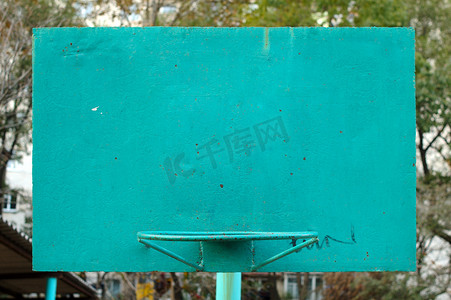 涂鸦篮板摄影照片_旧金属彩绘篮球篮板。