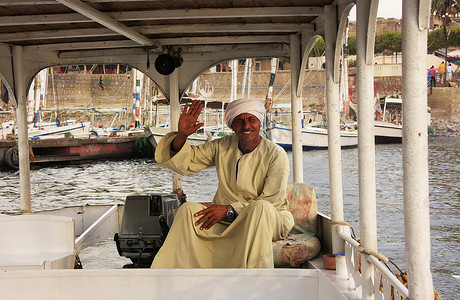 三桅小帆船摄影照片_驾驶他的小船的埃及船长在尼罗河，卢克索