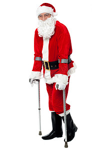 卫生事件摄影照片_圣诞老人借助拐杖行走