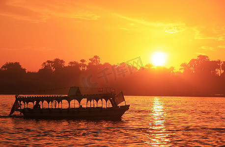 三桅小帆船摄影照片_游船在日落时在尼罗河上巡航，卢克索