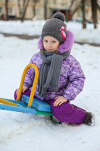 阳光冬日小可爱女孩在雪中尽情玩乐的肖像