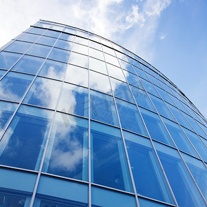 现代玻璃蓝色办公室和云的弧形立面