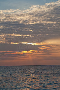 橙色风景摄影照片_太阳升起在海，泰国