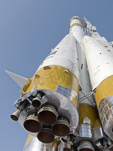 金属导弹摄影照片_发射台上的太空火箭。