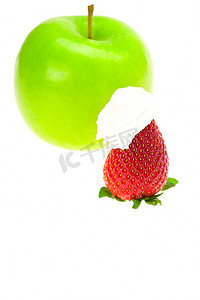 奶油苹果摄影照片_苹果草莓和奶油隔离在白色