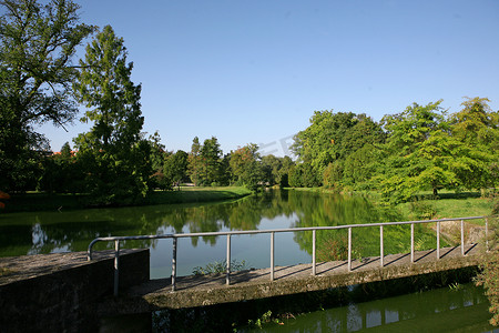 采草摄影照片_公园里的湖，莱德尼采的城堡
