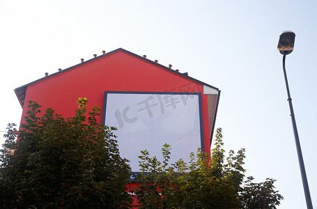商业房地产海报摄影照片_在一个红色房子的广告牌
