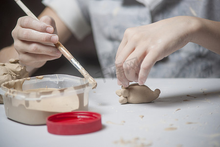 女孩用黏土制作玩具