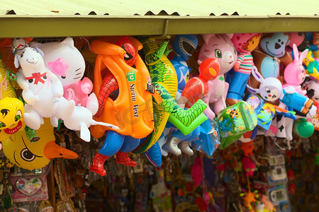 奥斯摄影照片_厄瓜多尔巴尼奥斯玩具摊上的花车