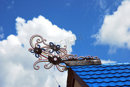 建筑物屋顶上的婆罗洲传统部落雕刻