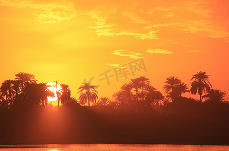 尼罗河摄影照片_在尼罗河，卢克索的日落