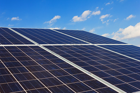 太阳能电池屋顶细节太阳能电池板产生清洁可持续的电力太阳能电池板在宁静的蓝天下