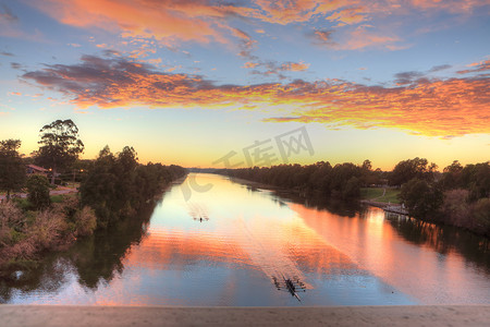 彭里斯 Nepean 河上美丽的日出