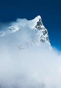 Cholatse (6335m) 峰顶隐藏在云层中