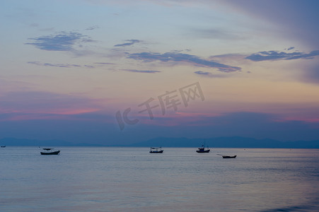 小渔船停泊在海湾附近