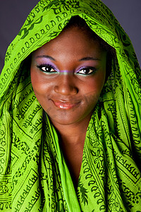 微笑着戴头巾的非洲女人