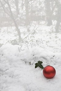 躺在外面白雪中的红色圣诞摆设的特写