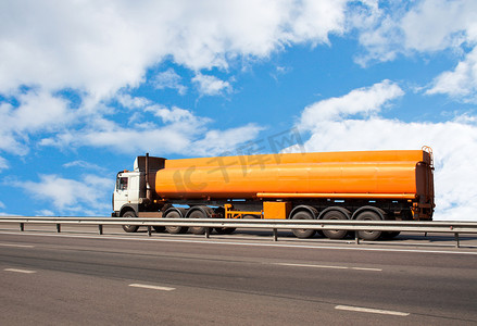 油罐车在高速公路上行驶