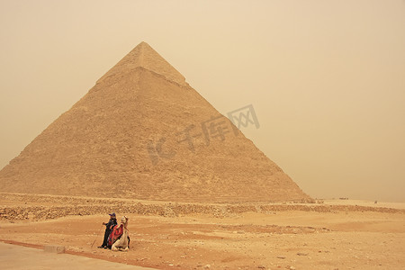 开罗沙尘暴期间，贝都因人在哈夫拉金字塔附近休息