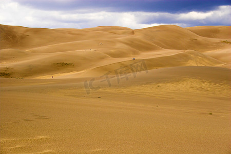 人们走在沙丘中