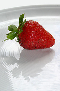 盘子里的草莓摄影照片_盘子里的草莓