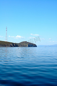 海滨灯塔风景摄影照片_明亮的蓝色大海风景。