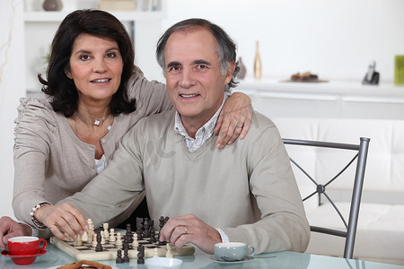 已婚夫妇一起下棋