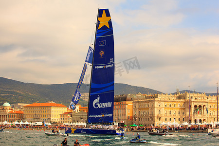 赛拉摄影照片_Esimit Europa 2 是第 46 届 Barcolana 帆船赛的冠军，的里雅斯特