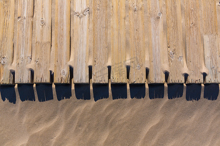 在海滩沙子纹理风化的松木甲板