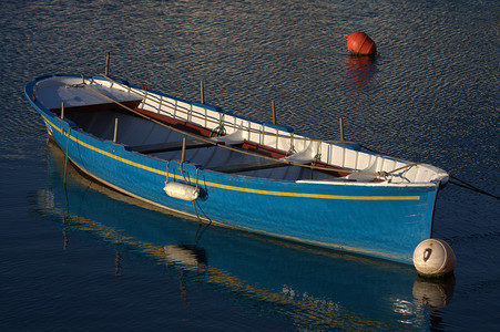 太阳光线摄影照片_蓝色船只停泊在港口