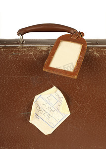 带旅行标签的复古手提箱