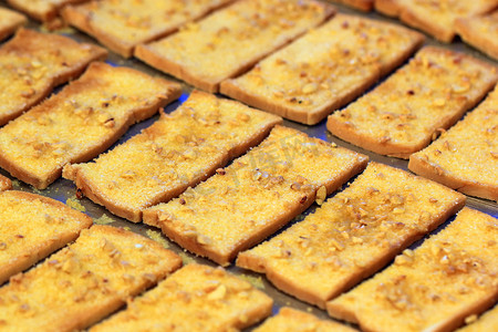 一堆饼干零食摄影照片_一堆美味的吐司面包
