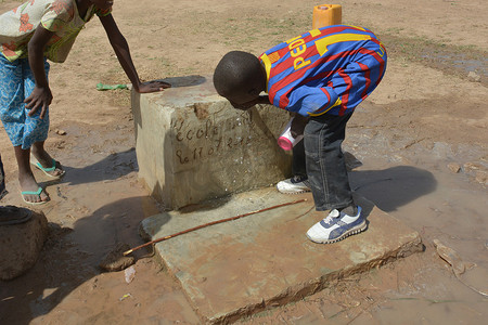 贫困儿童摄影照片_非洲儿童