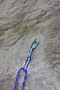 登山装备摄影照片_岩石上的登山装备