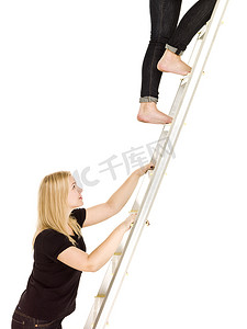 妇女爬上梯子