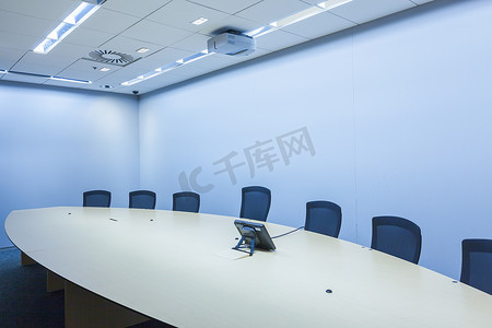 灰色背景商务摄影照片_电话会议和网真商务会议室