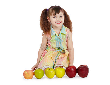 五彩多样的苹果带给孩子快乐